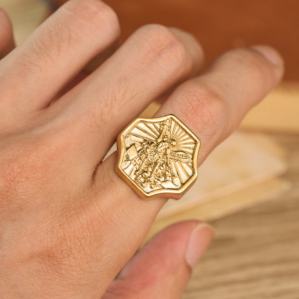 Christianartworkshop Anillo octogonal con relieve de arcángel esculpido: emblema de la valiente protección celestial. - Dorado - US 13 - image 1