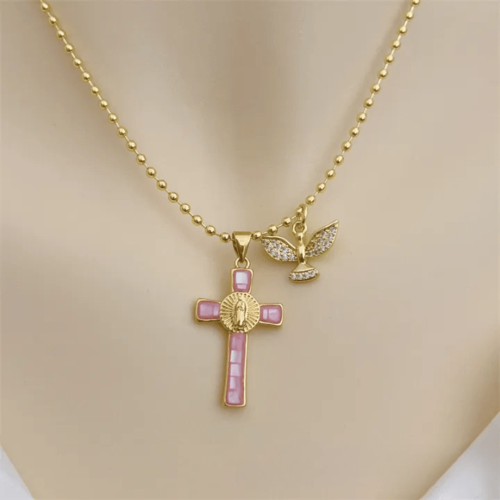 Christianartworkshop Collar con cruz incrustada en tonos pastel del Espíritu Santo, emblema de protección celestial. - rosa claro - image 1