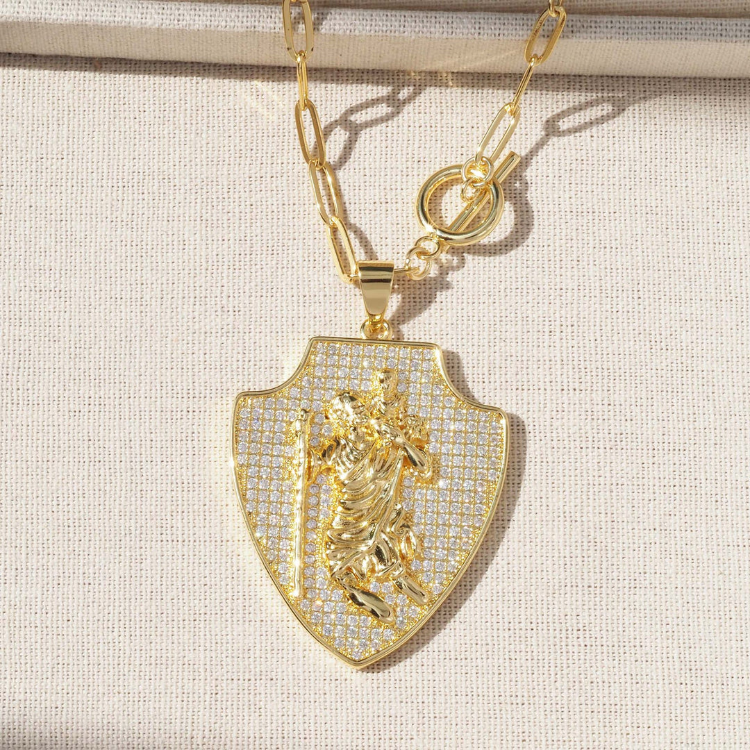 Christianartworkshop Collar con colgante de santo en forma de escudo ornamentado: emblema de la poderosa protección celestial. - Colgante de San Cristóbal con escudo pavé completo - image 4