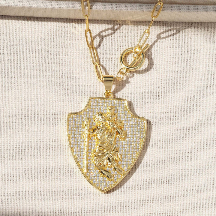 Christianartworkshop Collar con colgante de santo en forma de escudo ornamentado: emblema de la poderosa protección celestial. - Colgante de San Cristóbal con escudo pavé completo - image 4
