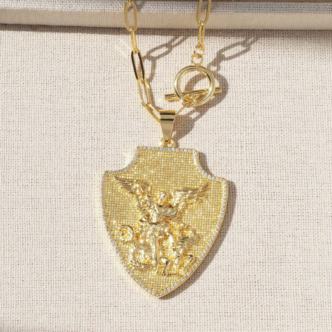 Christianartworkshop Collar con colgante de santo en forma de escudo ornamentado: emblema de la poderosa protección celestial. - Colgante de San Miguel con escudo de oro texturizado - image 3