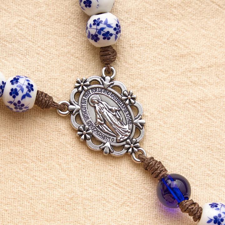Christianartworkshop Rosario de porcelana azul y blanca con motivos florales, cruz plateada con motivos florales y medalla de la Virgen María. - image 6