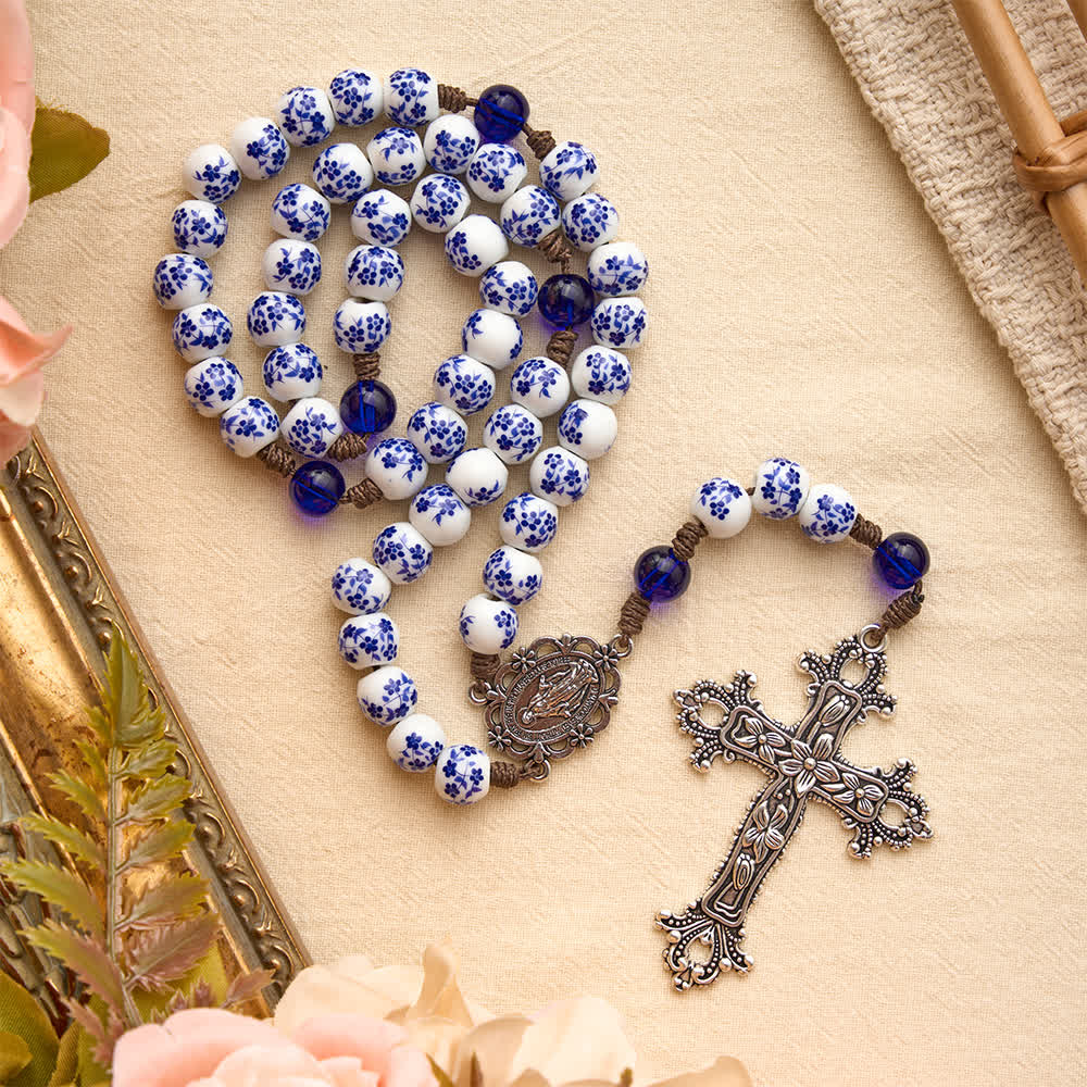 Christianartworkshop Rosario de porcelana azul y blanca con motivos florales, cruz plateada con motivos florales y medalla de la Virgen María. - image 2