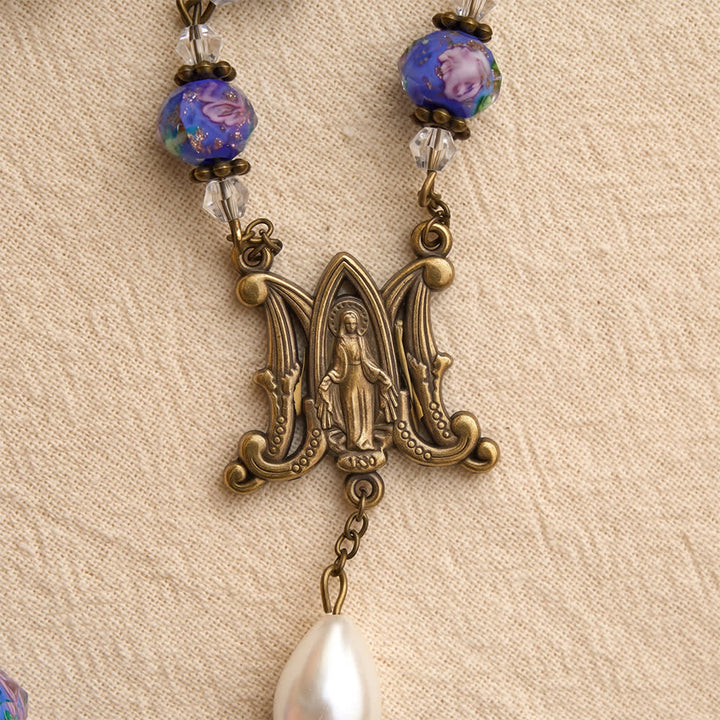 Christianartworkshop Rosario de cuentas florales de cristal azul con cadena de tono antiguo, medallón de la Virgen María y crucifijo detallado. - image 6