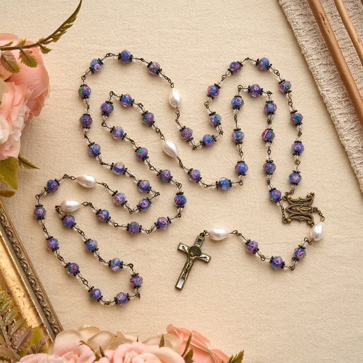 Christianartworkshop Rosario de cuentas florales de cristal azul con cadena de tono antiguo, medallón de la Virgen María y crucifijo detallado. - image 3