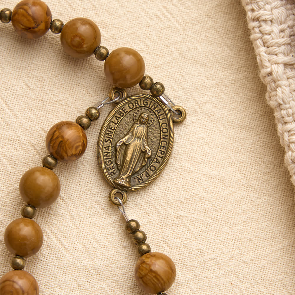 Christianartworkshop Rosario de piedra con diseño de madera pulida y medallón de Nuestra Señora: emblema de consuelo celestial arraigado. - image 6