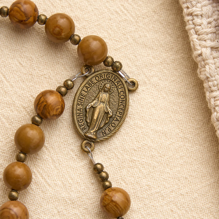 Christianartworkshop Rosario de piedra con diseño de madera pulida y medallón de Nuestra Señora: emblema de consuelo celestial arraigado. - image 6