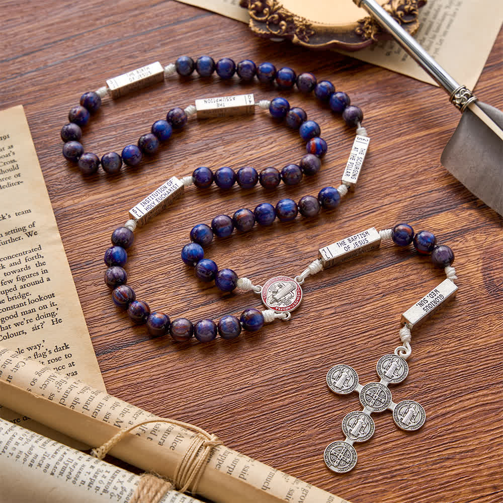 Christianartworkshop Rosario de resina con cuentas y nudos de escritura grabada y cruz de San Benito: emblema de consuelo celestial concentrado. - image 3