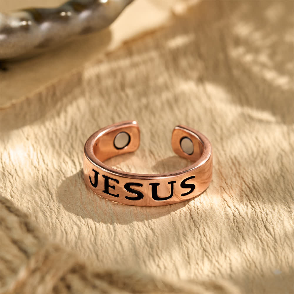 Christianartworkshop Anillo clásico de banda abierta con texto grabado de Jesús: portador de una paz espiritual serena y eterna. - Jesús (Adecuado para tallas estadounidenses 6-9) - image 0