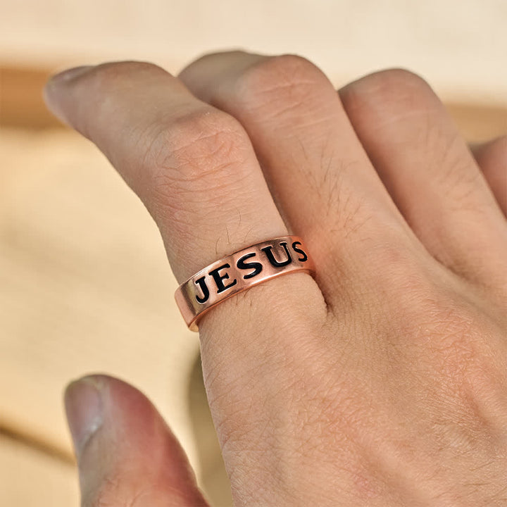 Christianartworkshop Anillo clásico de banda abierta con texto grabado de Jesús: portador de una paz espiritual serena y eterna. - image 1