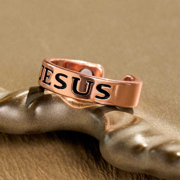 Christianartworkshop Anillo clásico de banda abierta con texto grabado de Jesús: portador de una paz espiritual serena y eterna. - image 3