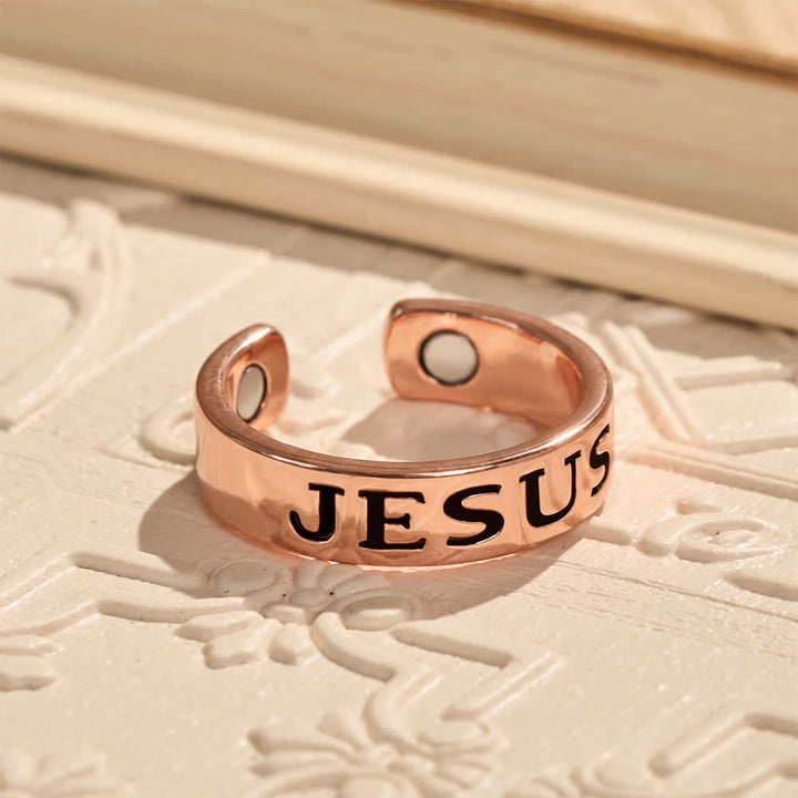 Christianartworkshop Anillo clásico de banda abierta con texto grabado de Jesús: portador de una paz espiritual serena y eterna. - image 2
