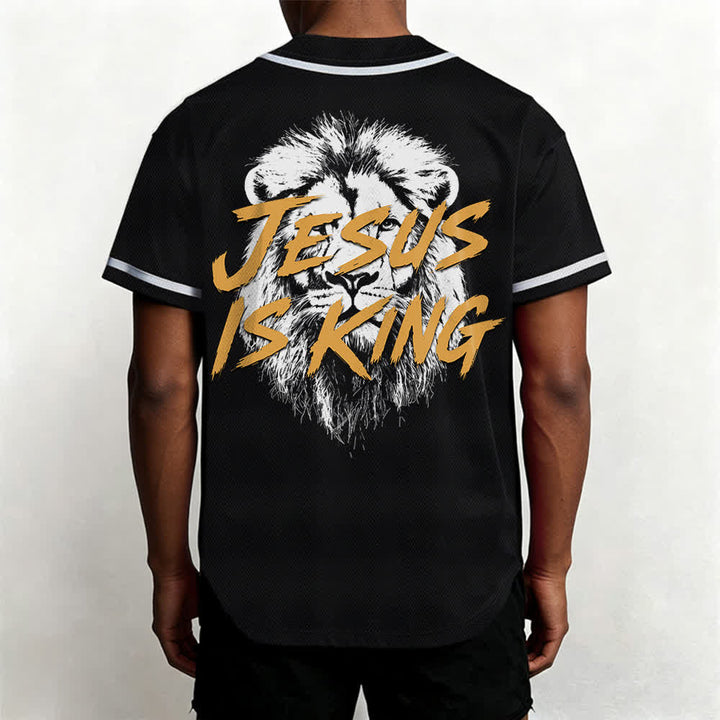 Camiseta de béisbol con gráfico del león "Jesús es rey" de Christianartworkshop - image 19