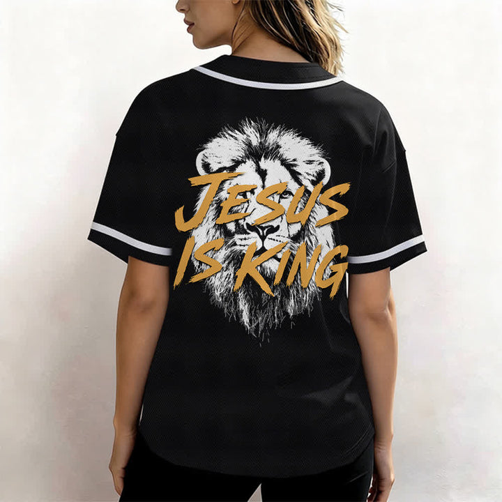Camiseta de béisbol con gráfico del león "Jesús es rey" de Christianartworkshop - image 17