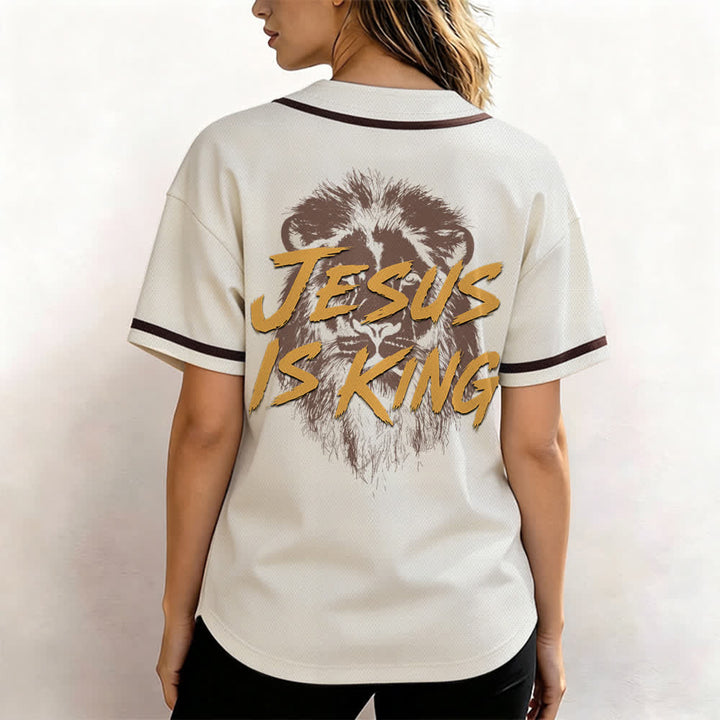 Camiseta de béisbol con gráfico del león "Jesús es rey" de Christianartworkshop - image 52