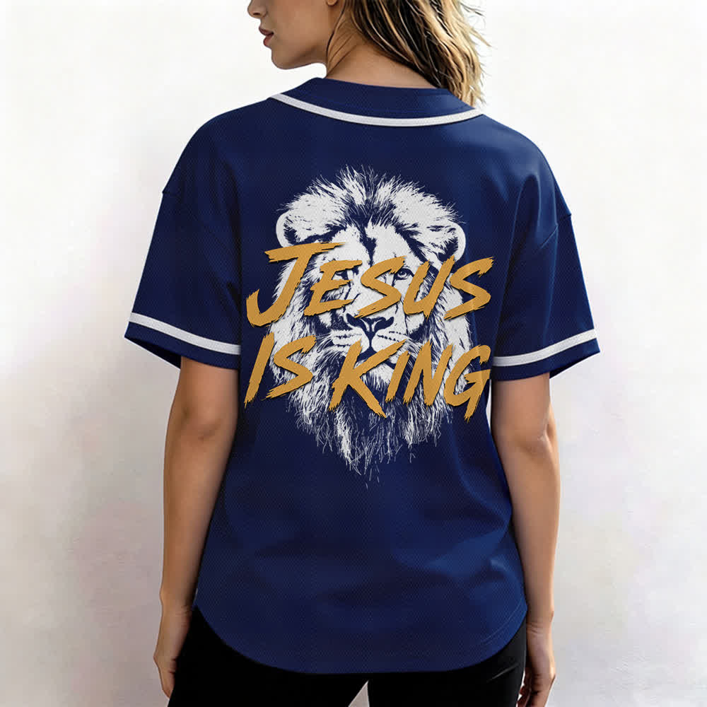 Camiseta de béisbol con gráfico del león "Jesús es rey" de Christianartworkshop - image 3