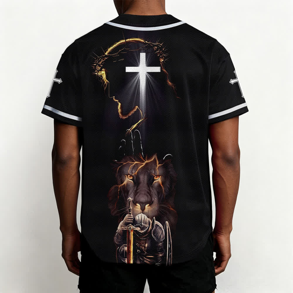 Camiseta de béisbol negra con botones y armadura de león de Christianartworkshop con Jesús. - image 5