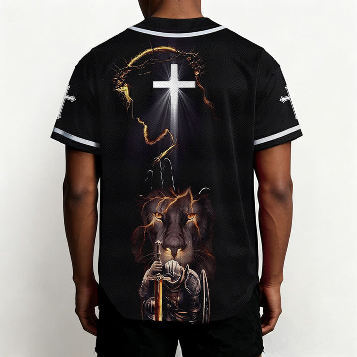 Camiseta de béisbol negra con botones y armadura de león de Christianartworkshop con Jesús. - image 5