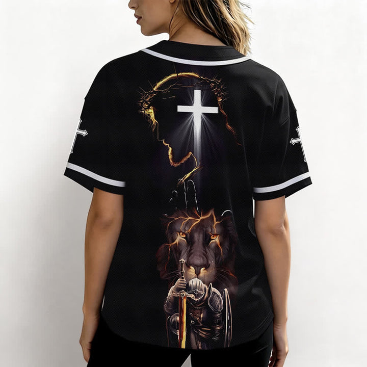 Camiseta de béisbol negra con botones y armadura de león de Christianartworkshop con Jesús. - image 3