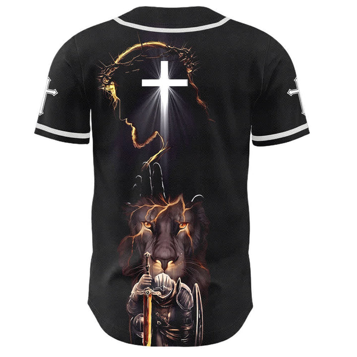 Camiseta de béisbol negra con botones y armadura de león de Christianartworkshop con Jesús. - image 1