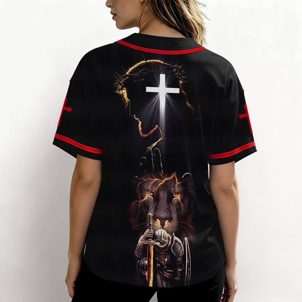Camiseta de béisbol negra con botones y armadura de león de Christianartworkshop con Jesús. - image 10