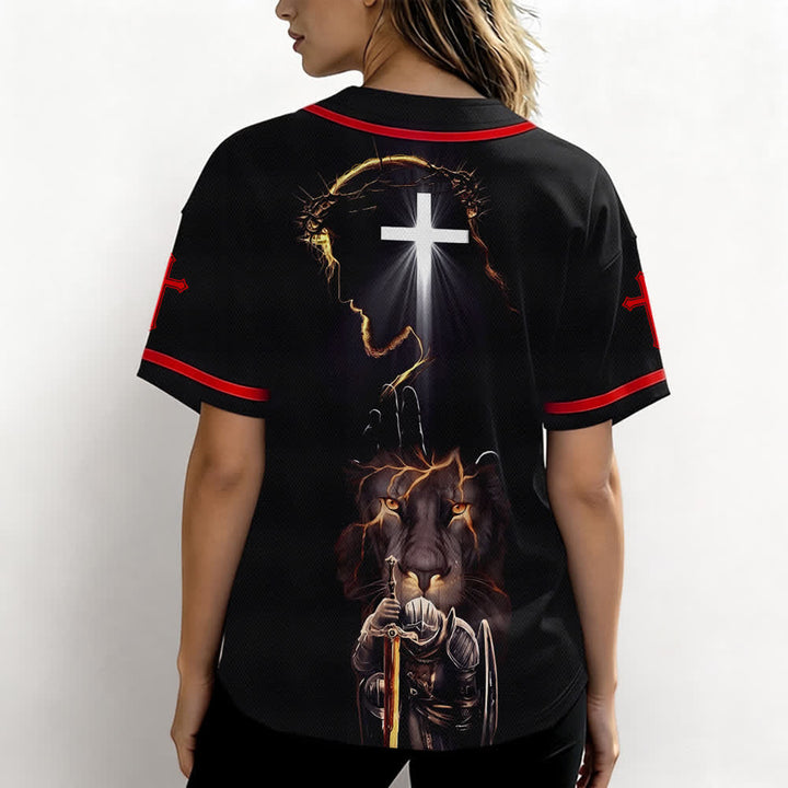 Camiseta de béisbol negra con botones y armadura de león de Christianartworkshop con Jesús. - image 10