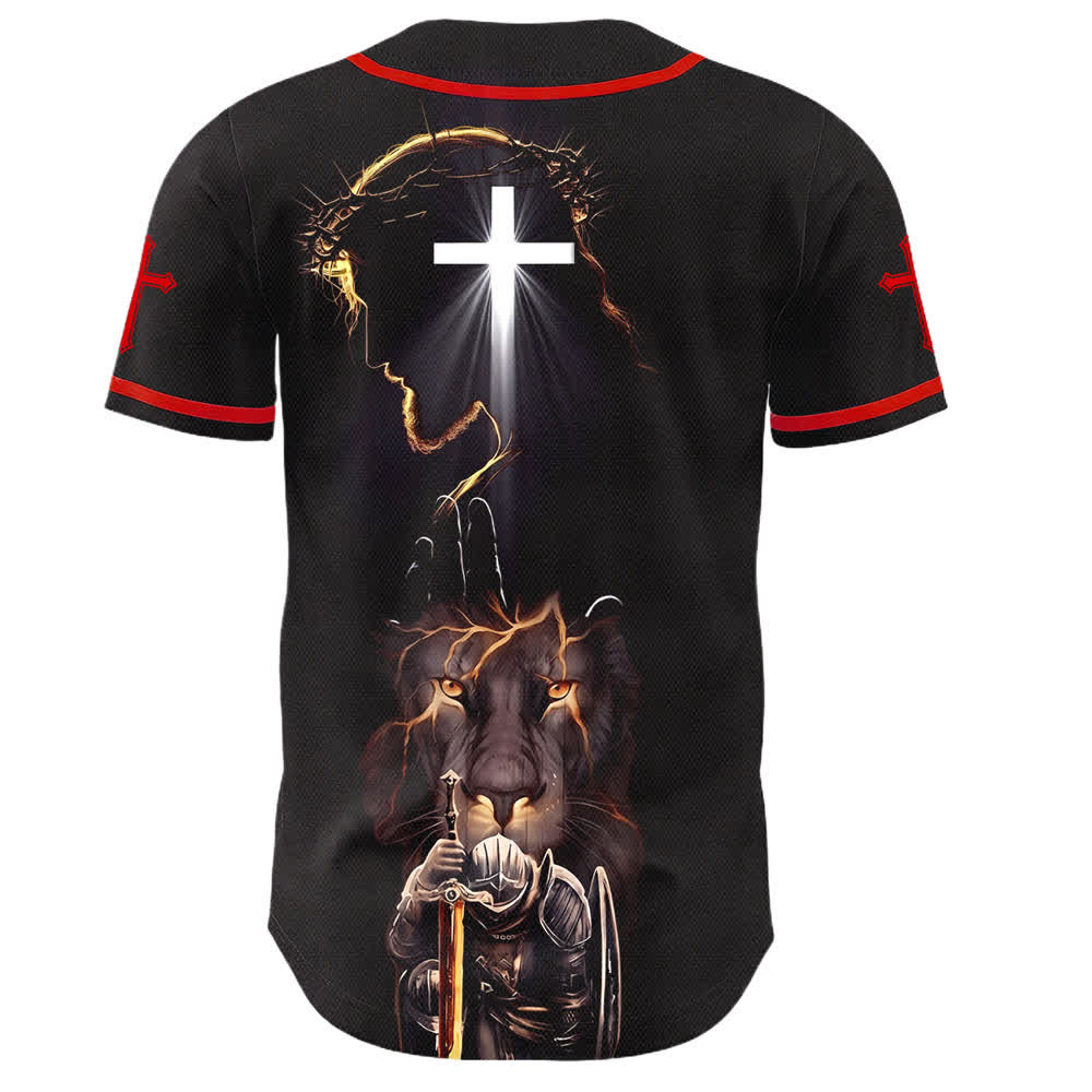 Camiseta de béisbol negra con botones y armadura de león de Christianartworkshop con Jesús. - image 8