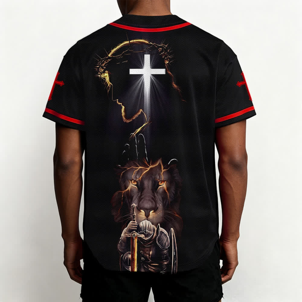 Camiseta de béisbol negra con botones y armadura de león de Christianartworkshop con Jesús. - image 12