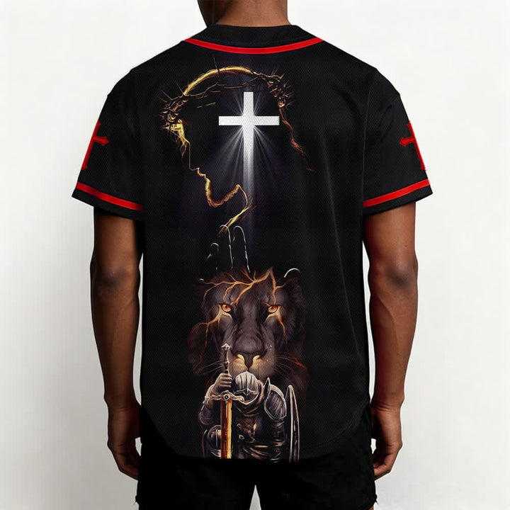 Camiseta de béisbol negra con botones y armadura de león de Christianartworkshop con Jesús. - image 12