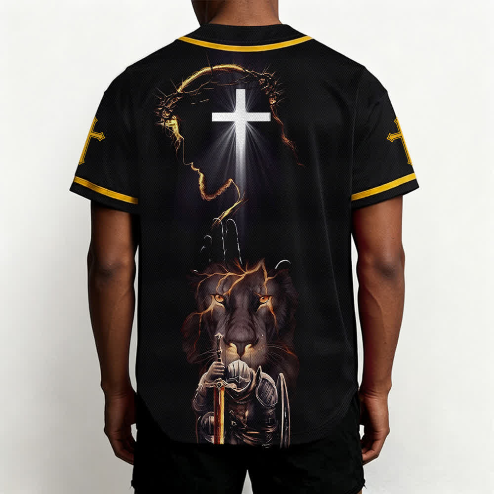 Camiseta de béisbol negra con botones y armadura de león de Christianartworkshop con Jesús. - image 19