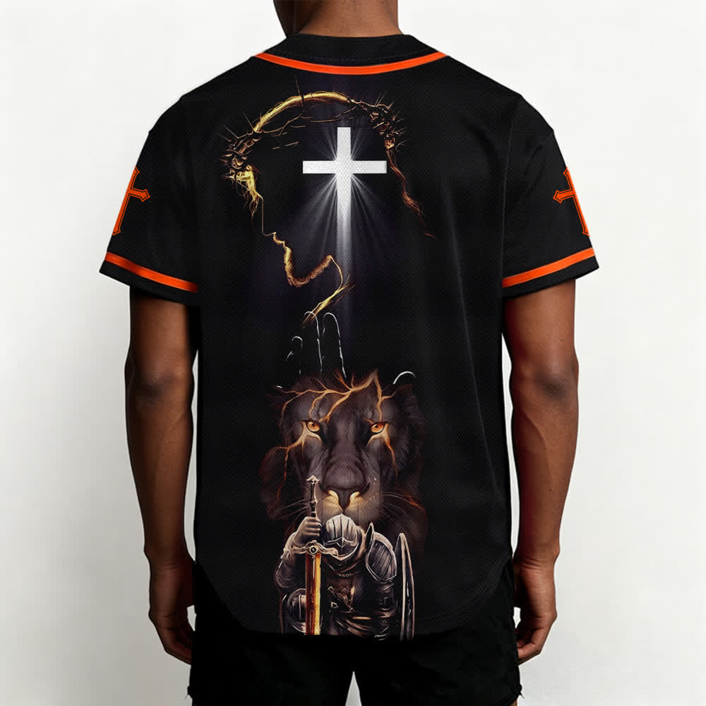 Camiseta de béisbol negra con botones y armadura de león de Christianartworkshop con Jesús. - image 24