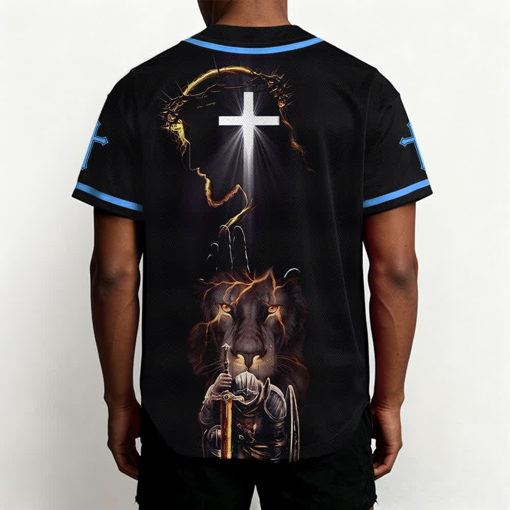 Camiseta de béisbol negra con botones y armadura de león de Christianartworkshop con Jesús. - image 33