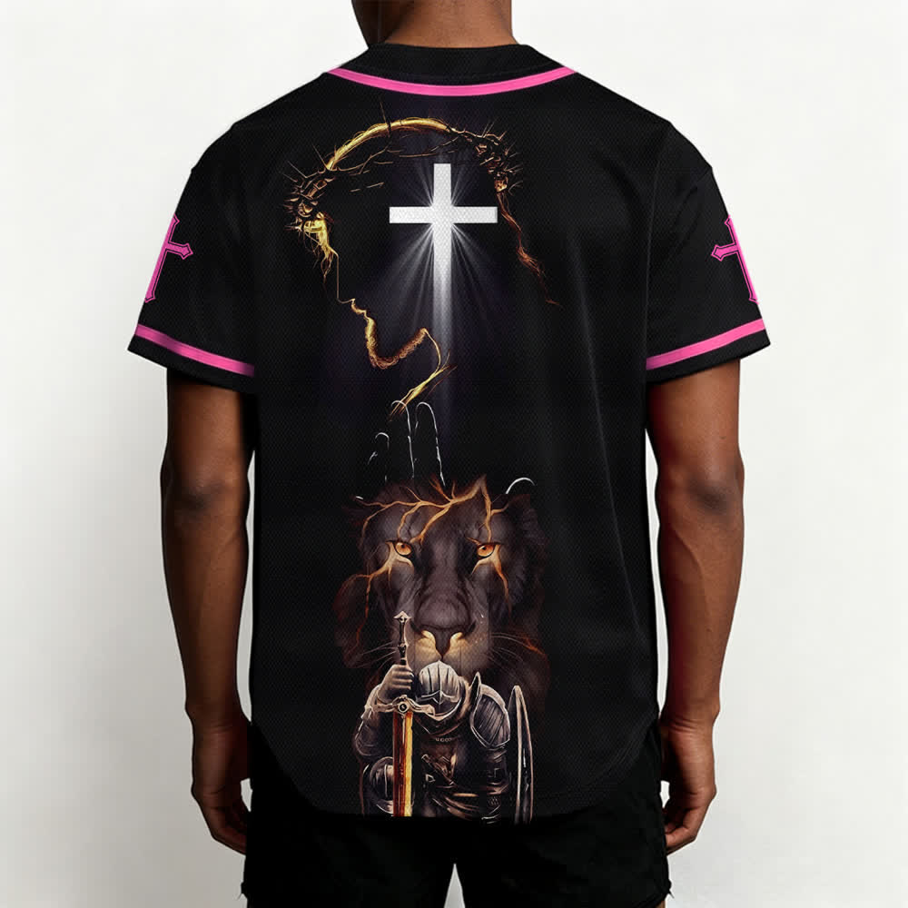Camiseta de béisbol negra con botones y armadura de león de Christianartworkshop con Jesús. - image 47