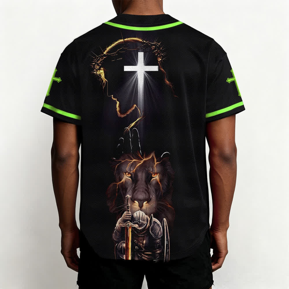 Camiseta de béisbol negra con botones y armadura de león de Christianartworkshop con Jesús. - image 54
