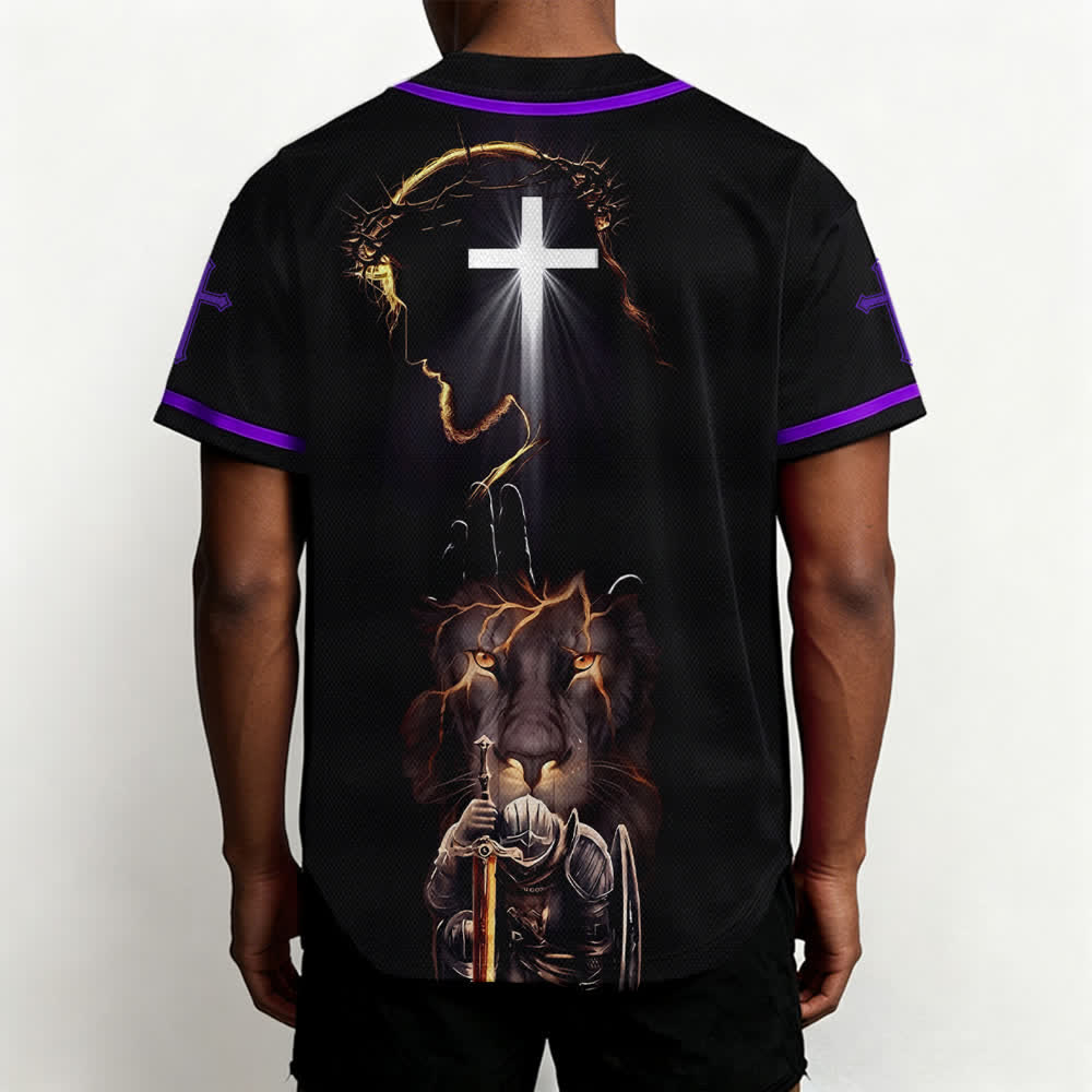 Camiseta de béisbol negra con botones y armadura de león de Christianartworkshop con Jesús. - image 61