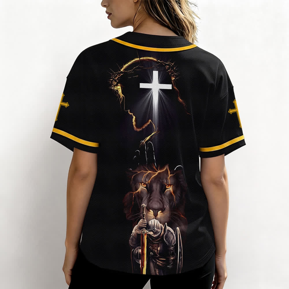 Camiseta de béisbol negra con botones y armadura de león de Christianartworkshop con Jesús. - image 17
