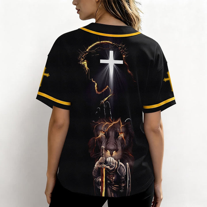 Camiseta de béisbol negra con botones y armadura de león de Christianartworkshop con Jesús. - image 17