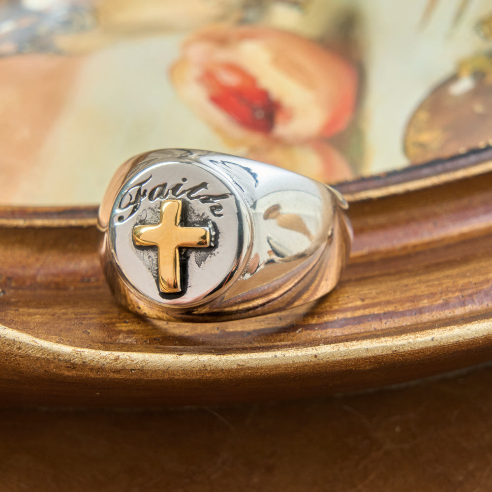 Christianartworkshop Anillo de sello con motivo en relieve, cruz y amuletos del Espíritu Santo: emblema de serena inspiración divina. - Cruz - US 12 - image 1