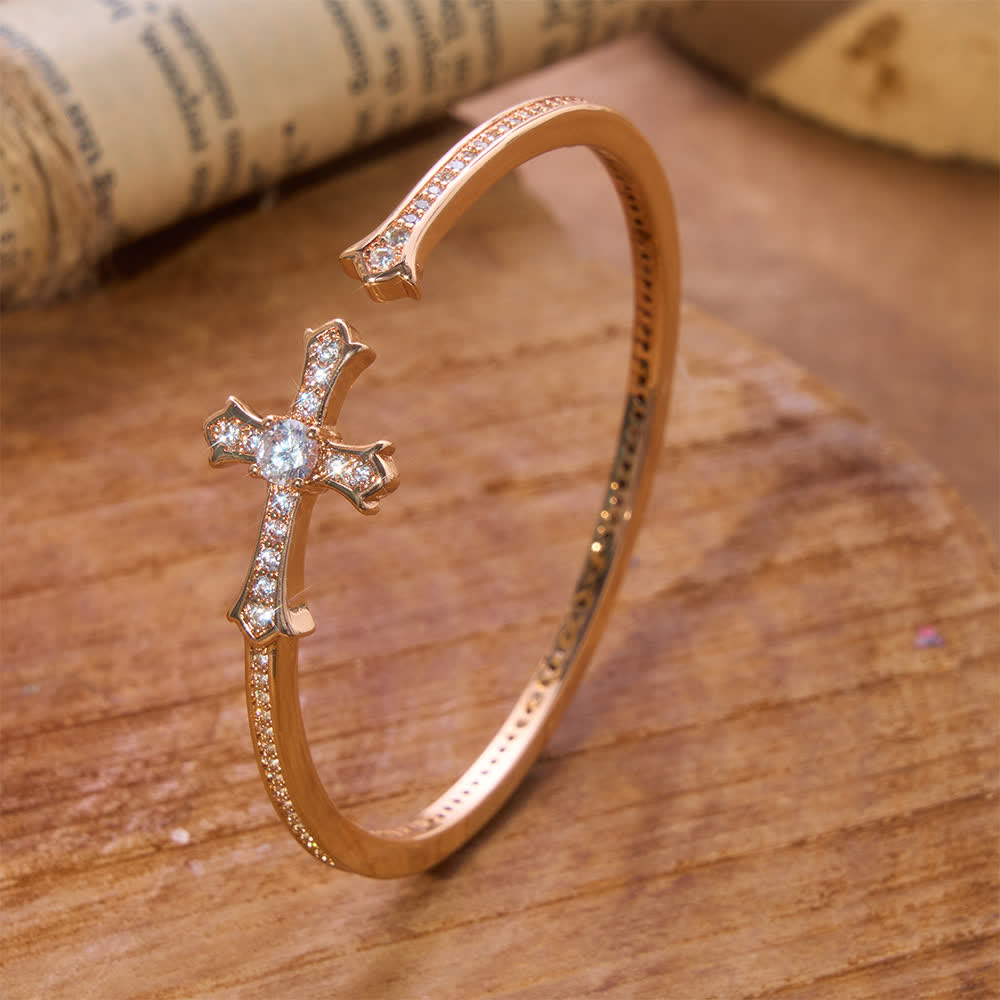 Christianartworkshop Brazalete delgado con cruz de piedra pavimentada: emblema de suave serenidad divina. - Champán - image 1