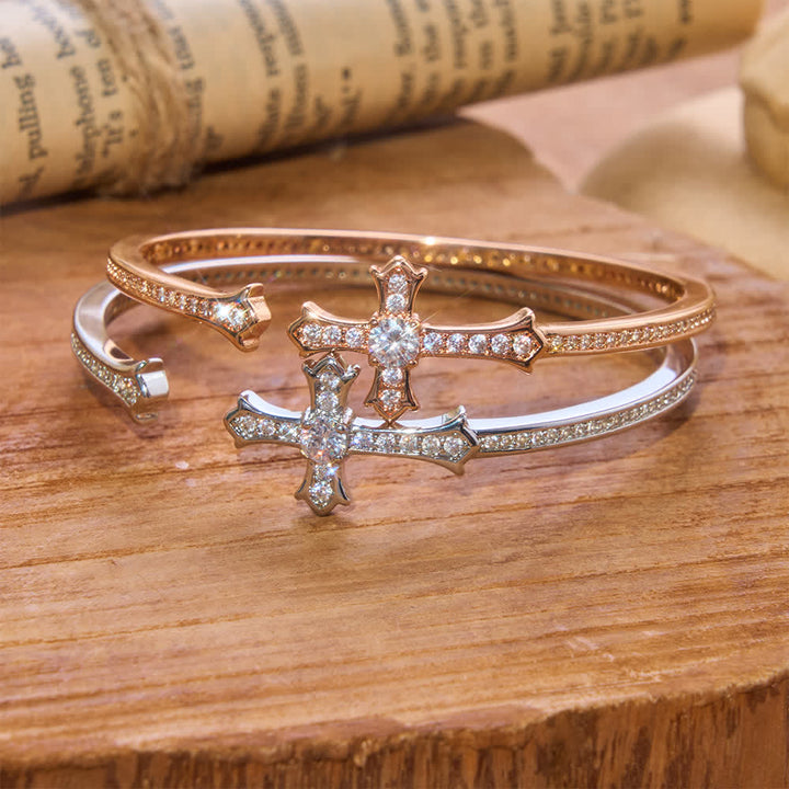 Christianartworkshop Brazalete delgado con cruz de piedra pavimentada: emblema de suave serenidad divina. - image 0