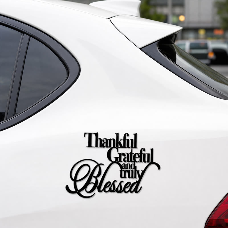 Christianartworkshop Pegatina de vinilo para coche con la frase "Agradecido y Bendecido" en cursiva: Emblema de cálida gratitud celestial. - image 1