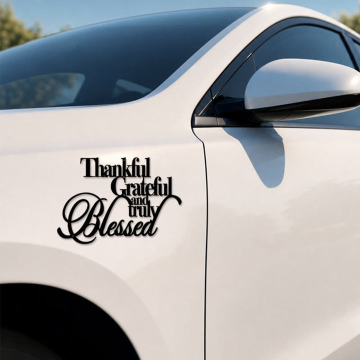 Christianartworkshop Pegatina de vinilo para coche con la frase "Agradecido y Bendecido" en cursiva: Emblema de cálida gratitud celestial. - image 3