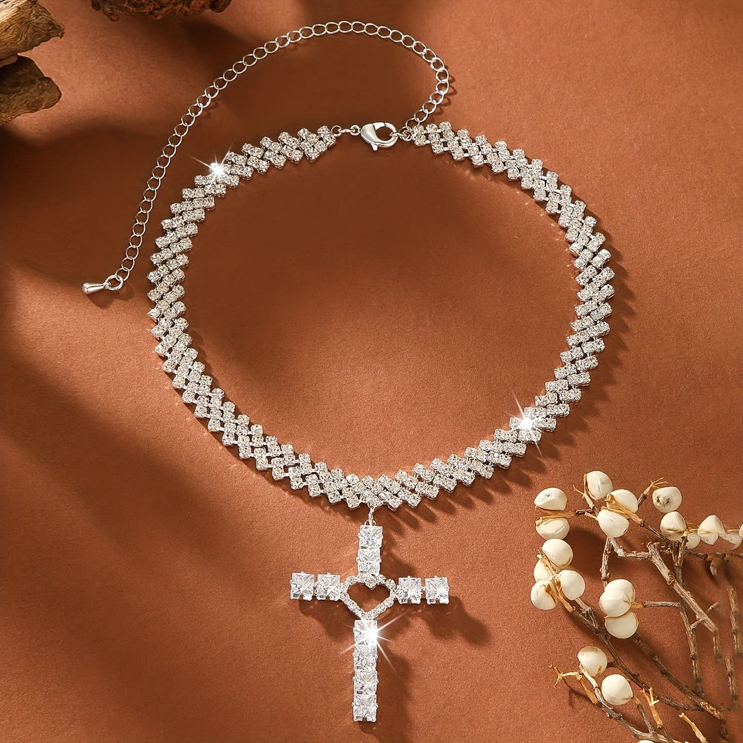 Christianartworkshop Gargantilla con cruz de corazón facetada brillante: símbolo de puro afecto celestial. - image 1