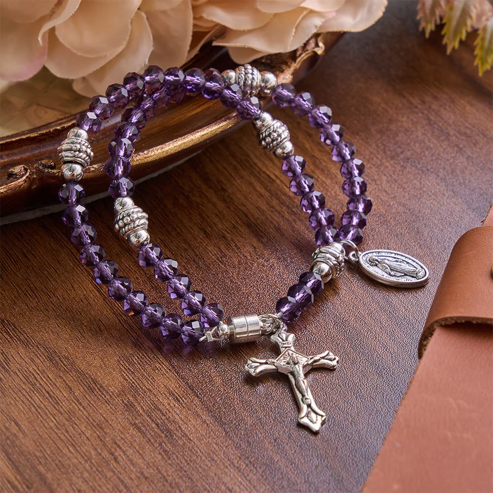 Christianartworkshop Pulsera delicada con cuentas de cristal pulido y crucifijo de Guadalupe: Portadora de la gracia sagrada perdurable. - Amatista - image 0