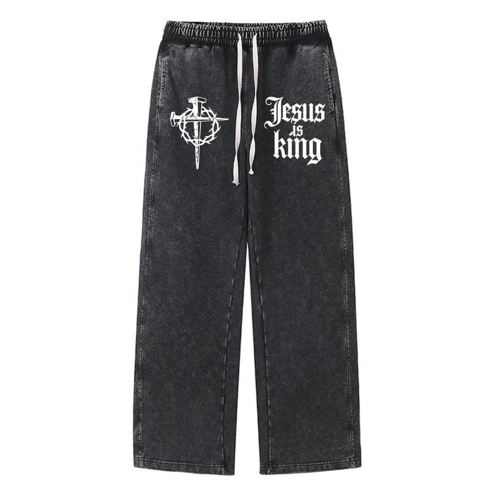 Christianartworkshop Pantalones deportivos lavados con estampado de cruz de clavos góticos y la frase "Jesús es rey" - Negro - XL - image 0