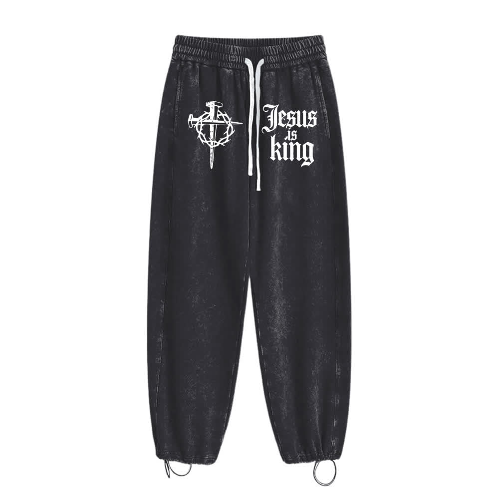 Christianartworkshop Pantalones deportivos lavados con estampado de cruz de clavos góticos y la frase "Jesús es rey" - image 1