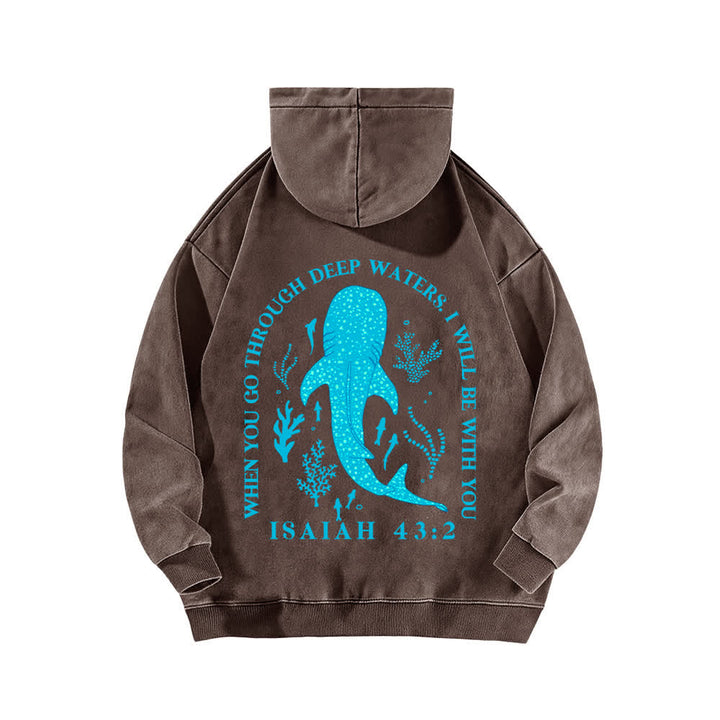 Christianartworkshop Sudadera con capucha lavada con diseño de tiburón ballena en aguas profundas (Isaías 43:2) - image 7