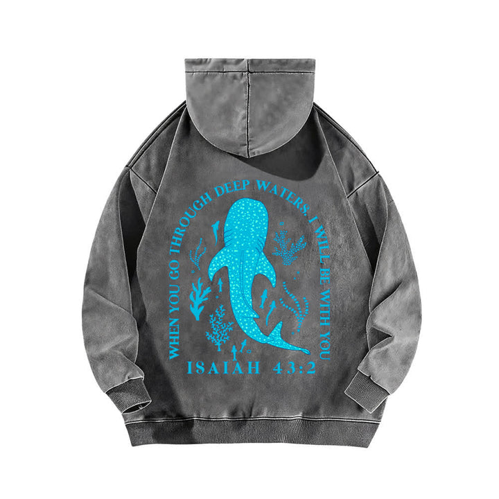 Christianartworkshop Sudadera con capucha lavada con diseño de tiburón ballena en aguas profundas (Isaías 43:2) - image 10