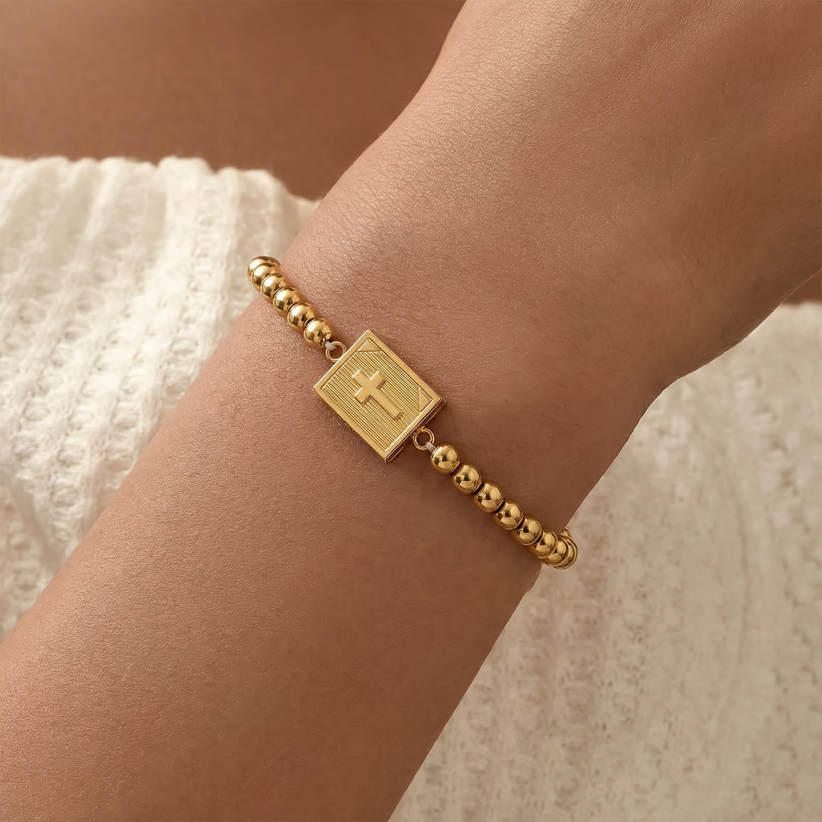 Christianartworkshop Pulsera con medallón en forma de libro que se puede abrir y cuenta en forma de cruz: símbolo de una preciada devoción interior. - image 1