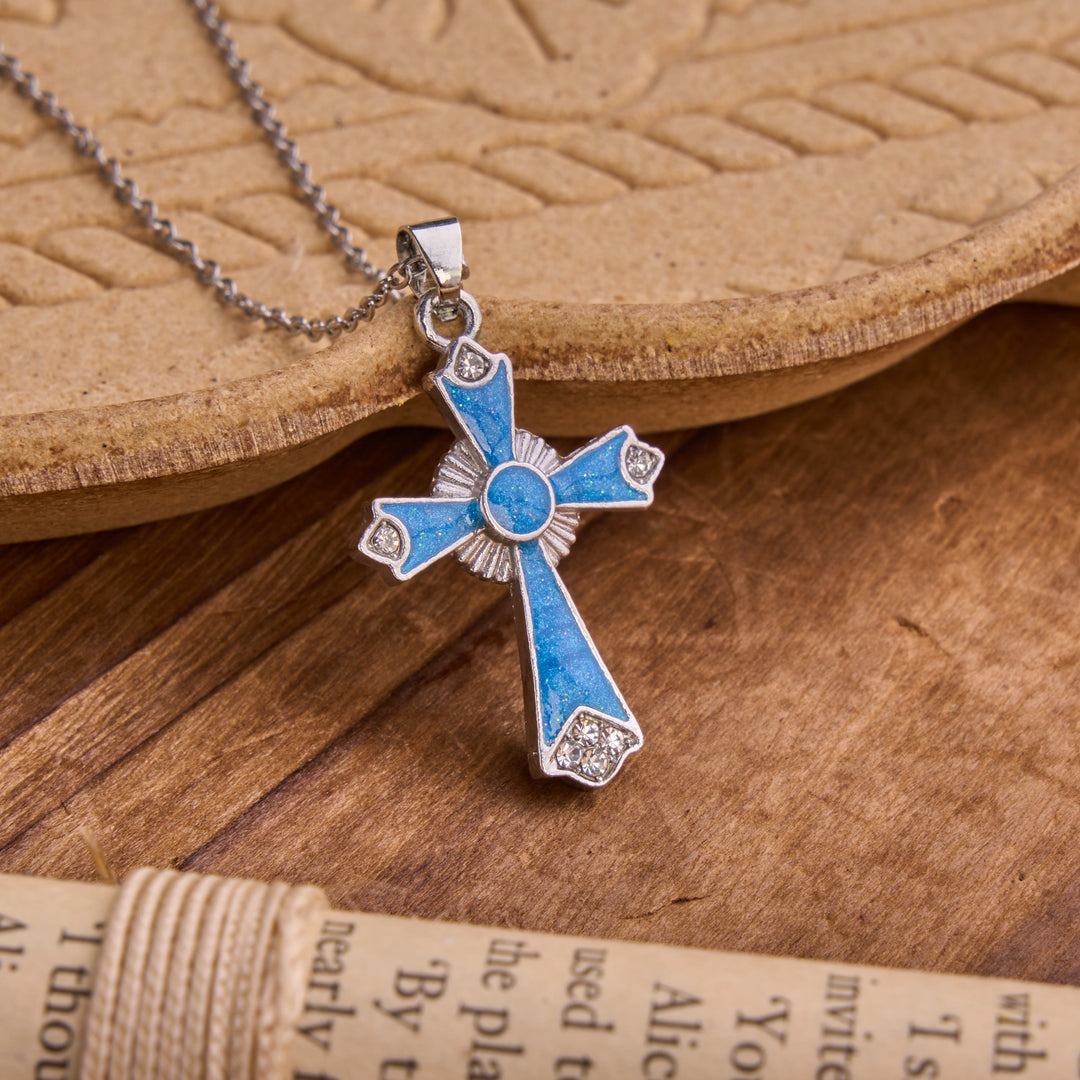 Christianartworkshop Cadena con colgante de cruz de esmalte vibrante: Insignia de la devota gracia celestial. - Azul - image 2